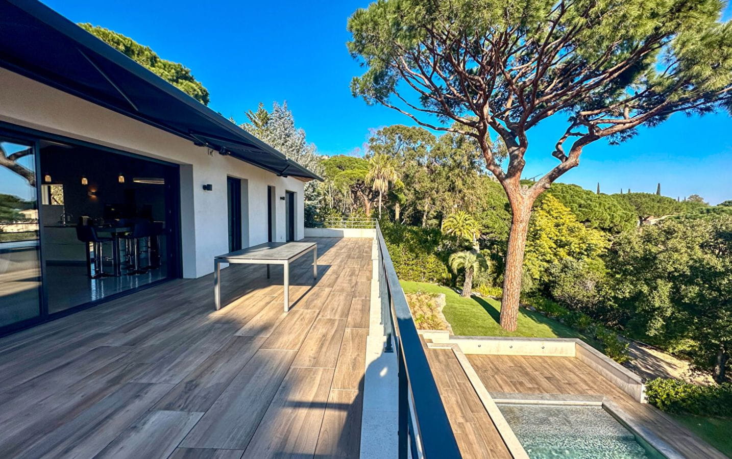 Villa Contemporaine De 180m² 6 Pieces  Avec Vue Mer, Piscine Et Garage Double, Dans Un Domaine Prive De Sainte-maxime Image 2