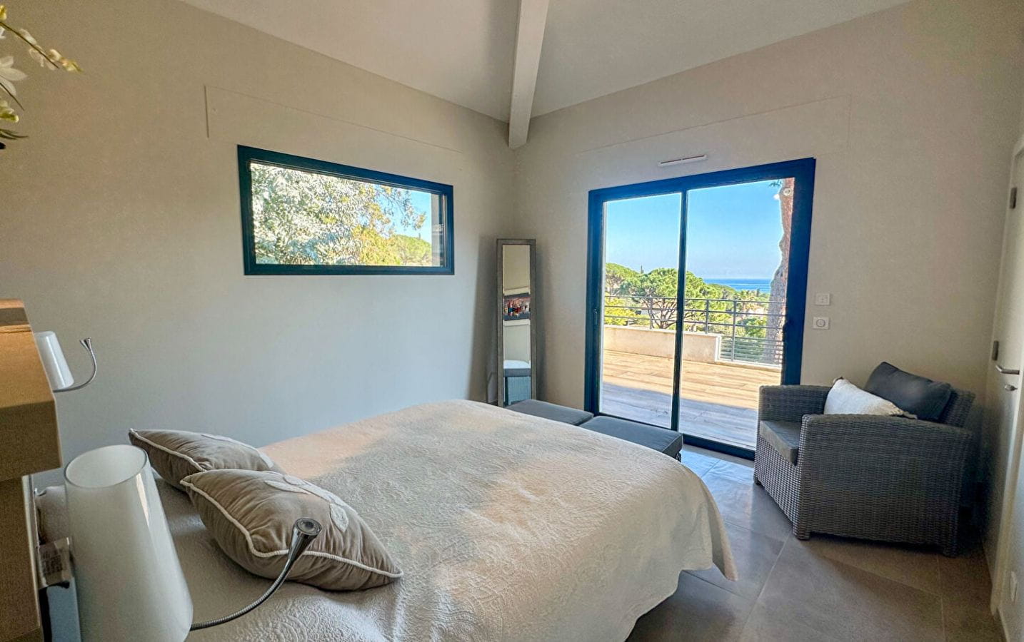 Villa Contemporaine De 180m² 6 Pieces  Avec Vue Mer, Piscine Et Garage Double, Dans Un Domaine Prive De Sainte-maxime Image 7