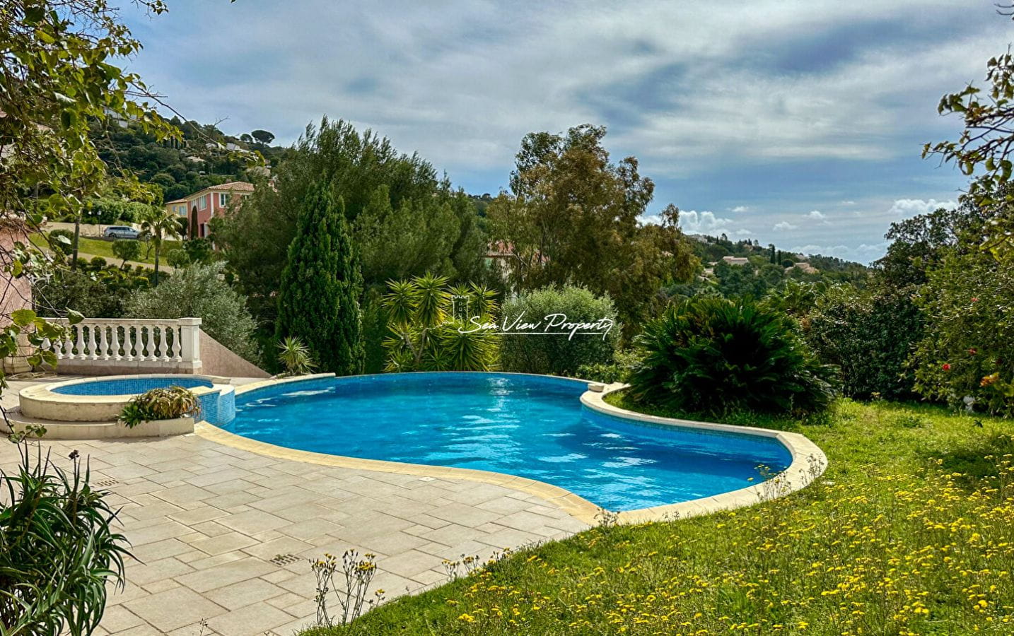 VILLA 5 PIECES AVEC VUE MER SUR LE GOLFE DE SAINT TROPEZ, AUX ISSAMBRES Image 1
