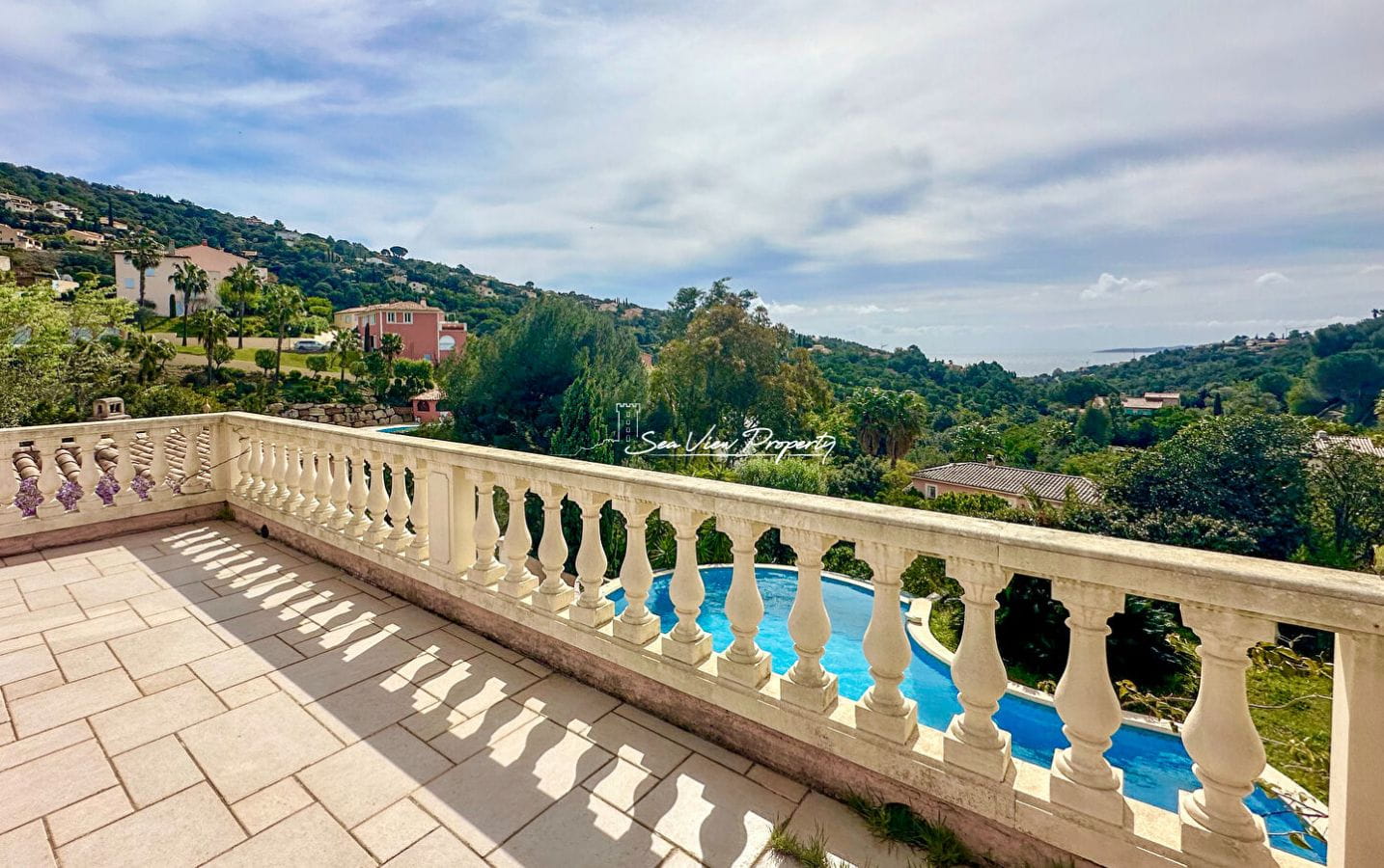 VILLA 5 PIECES AVEC VUE MER SUR LE GOLFE DE SAINT TROPEZ, AUX ISSAMBRES Image 0
