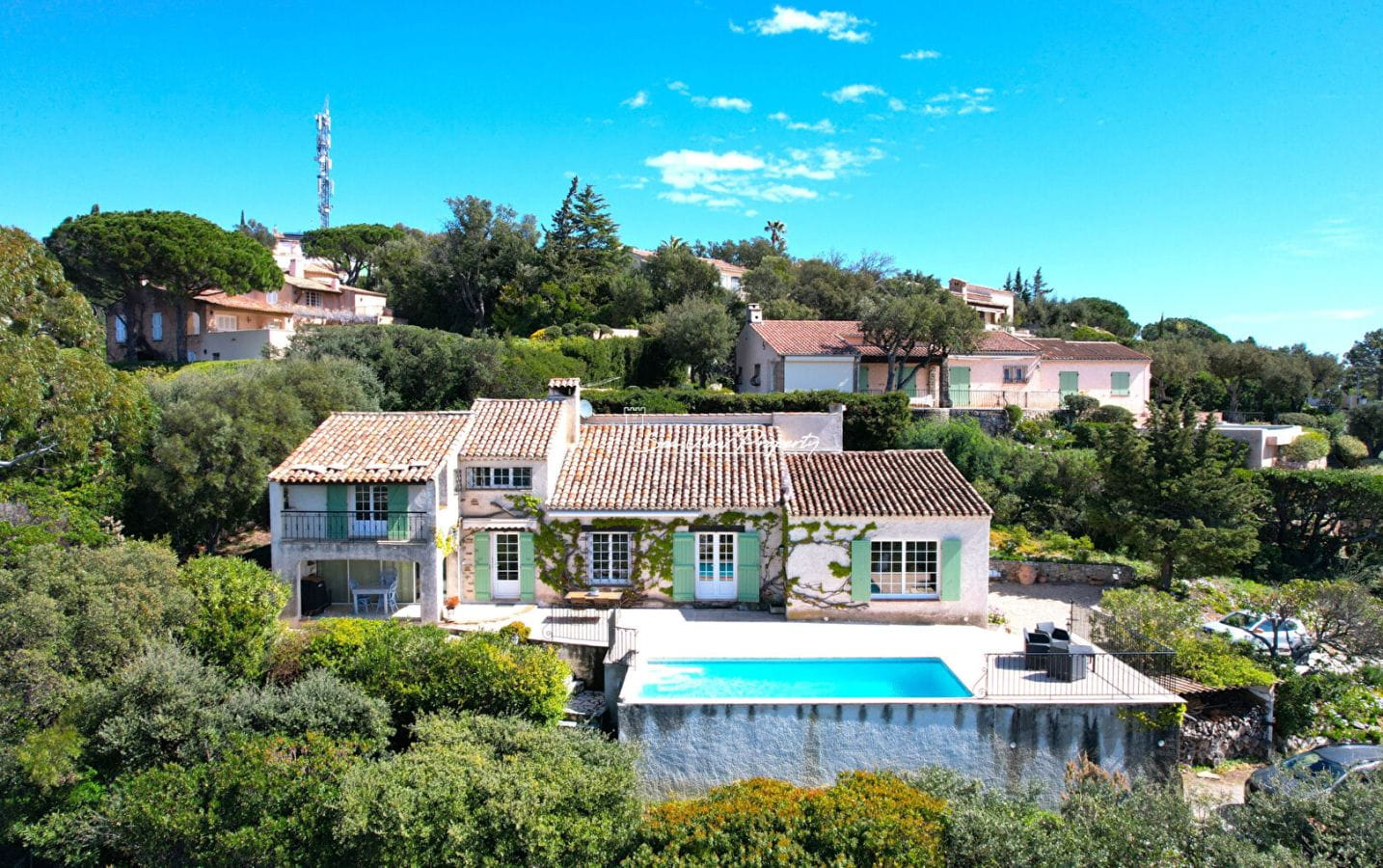 VILLA 7 PIECES AVEC VUE MER SUR LE GOLFE DE SAINT TROPEZ, AUX ISSAMBRES Image 1