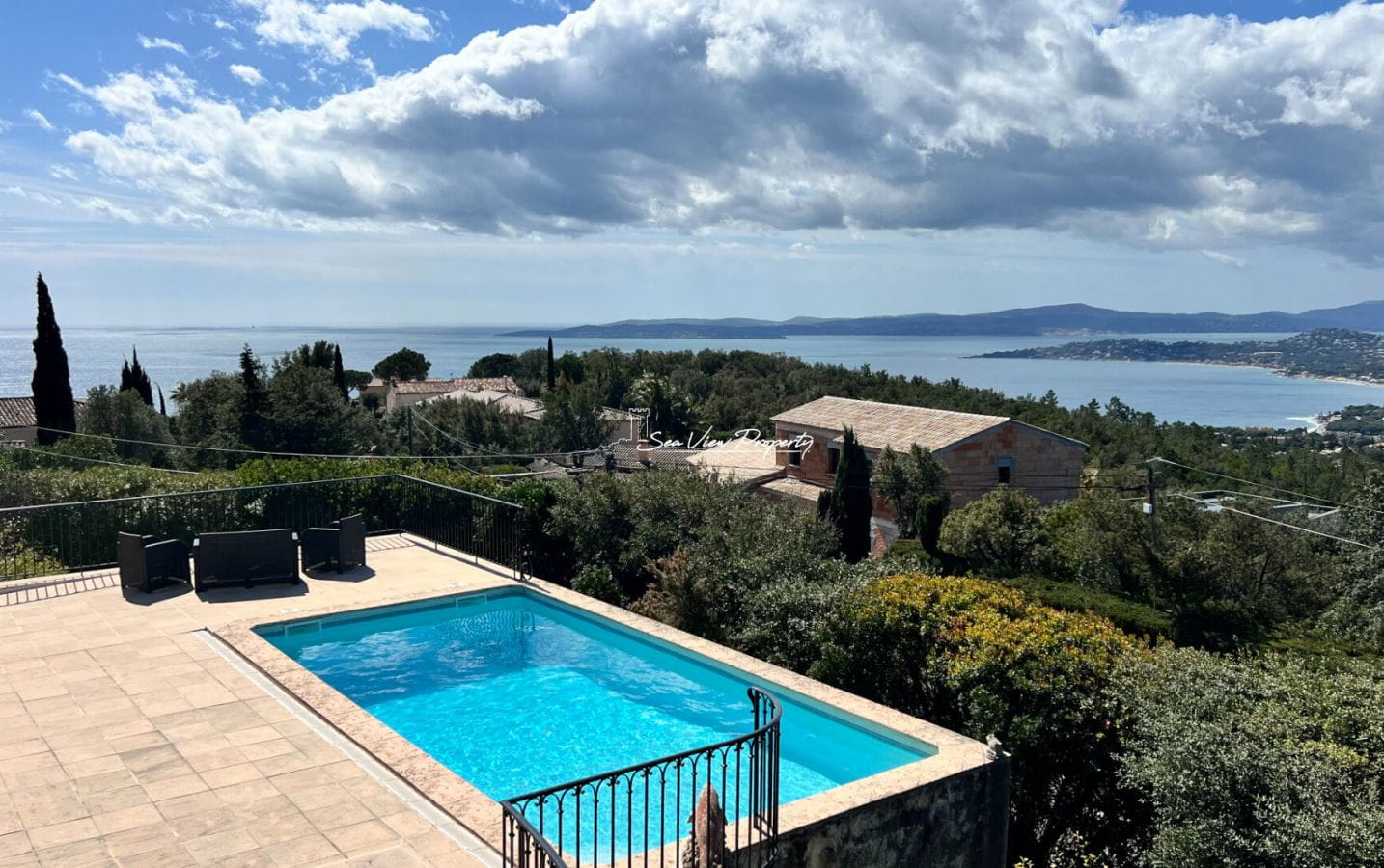 VILLA 7 PIECES AVEC VUE MER SUR LE GOLFE DE SAINT TROPEZ, AUX ISSAMBRES Image 0
