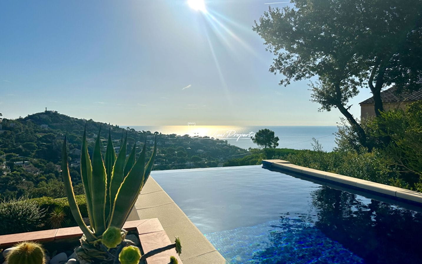 Villa 173m² 5 Pieces Comprenant 4 Chambres, Avec Piscine Et Garage, Vue Mer  Aux Issambres Image 1