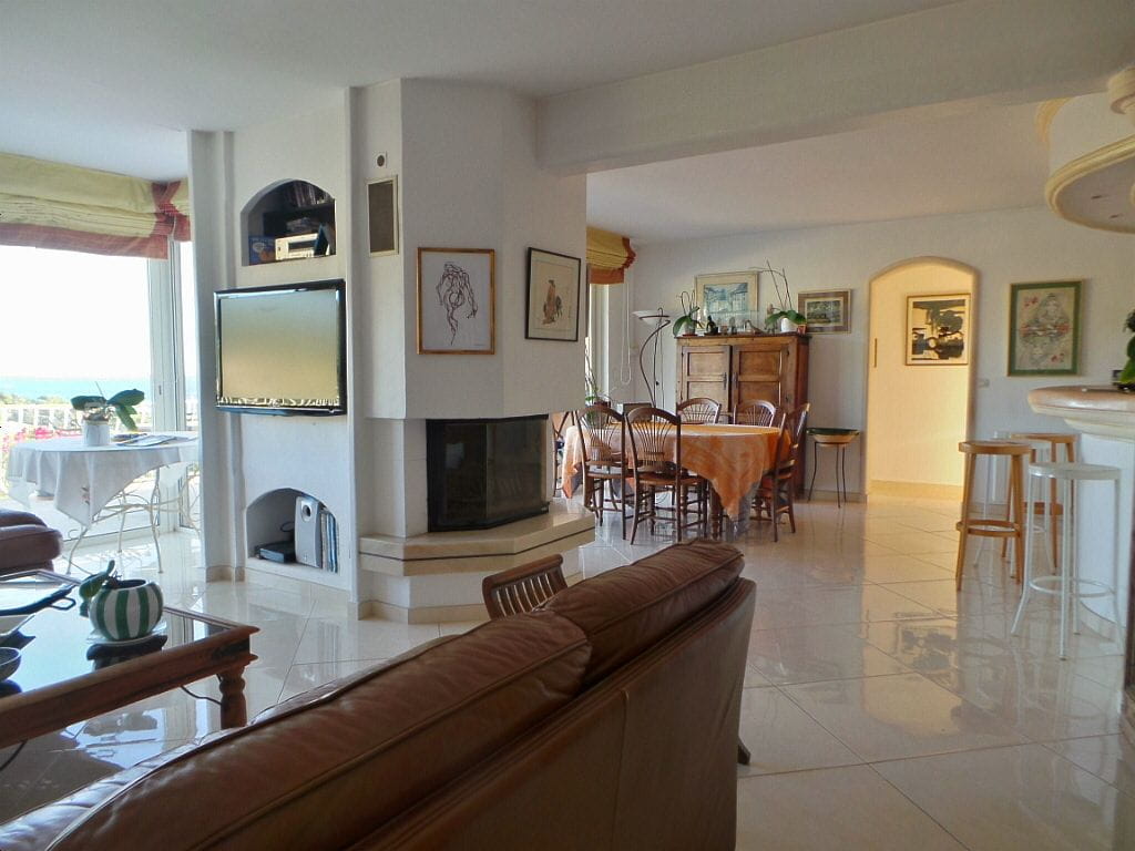 Villa 185m² 9 Pieces Gros Potentiel Avec Piscine Et Parking, Aux Issambres Image 1