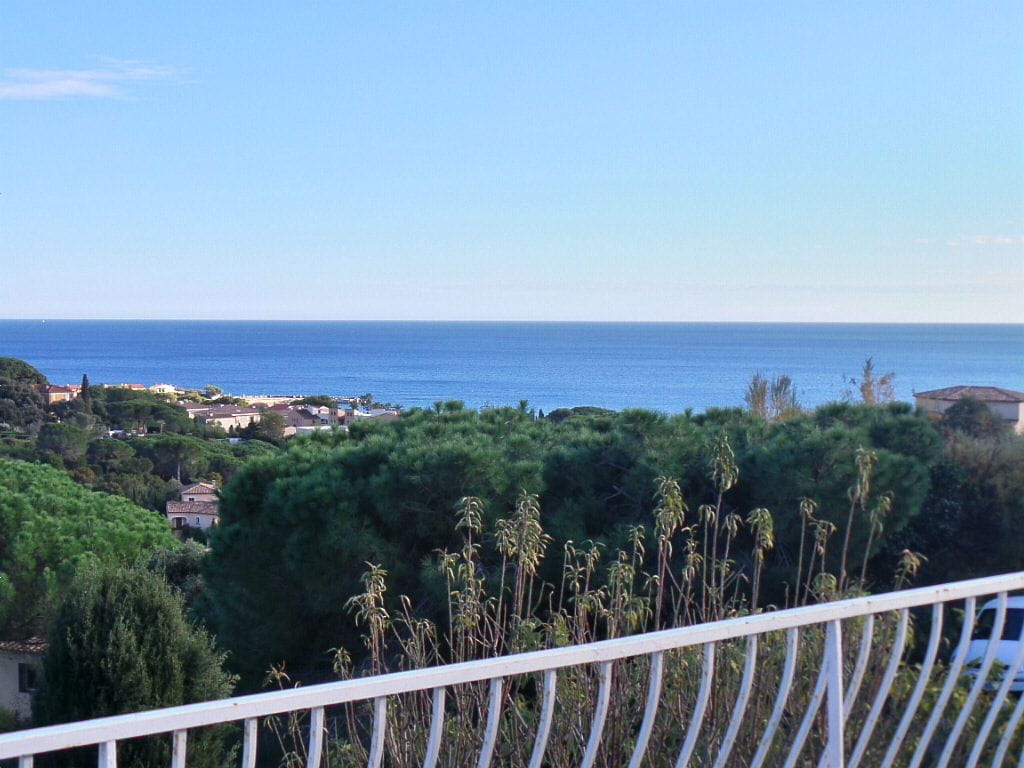 Villa 185m² 9 Pieces Gros Potentiel Avec Piscine Et Parking, Aux Issambres Image 0