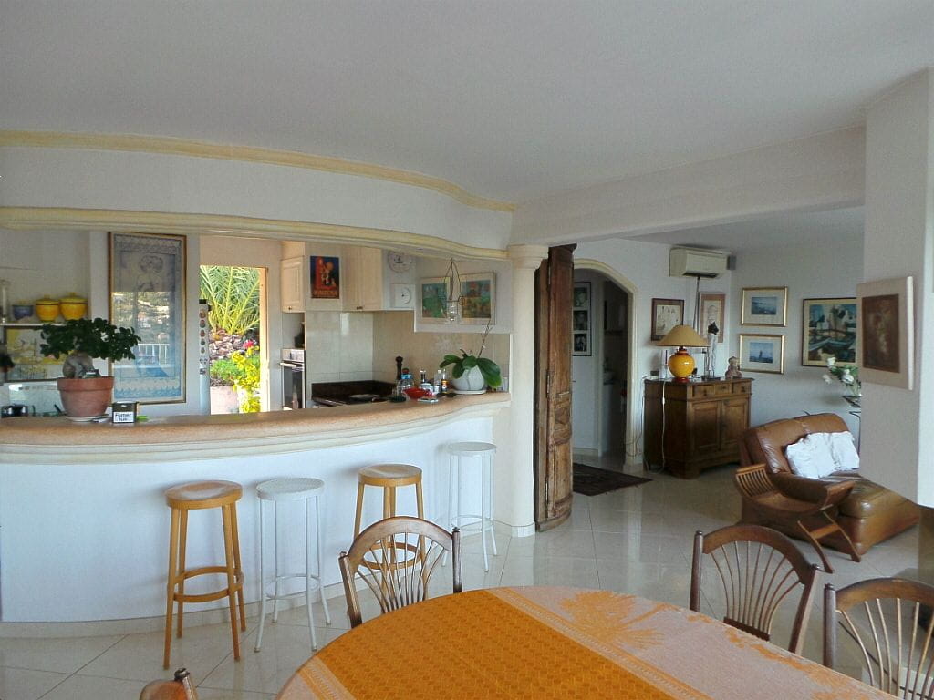 Villa 185m² 9 Pieces Gros Potentiel Avec Piscine Et Parking, Aux Issambres Image 2