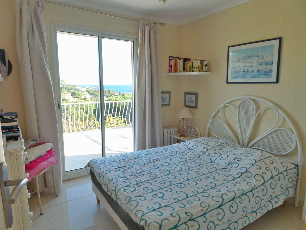 Villa 185m² 9 Pieces Gros Potentiel Avec Piscine Et Parking, Aux Issambres Image 4