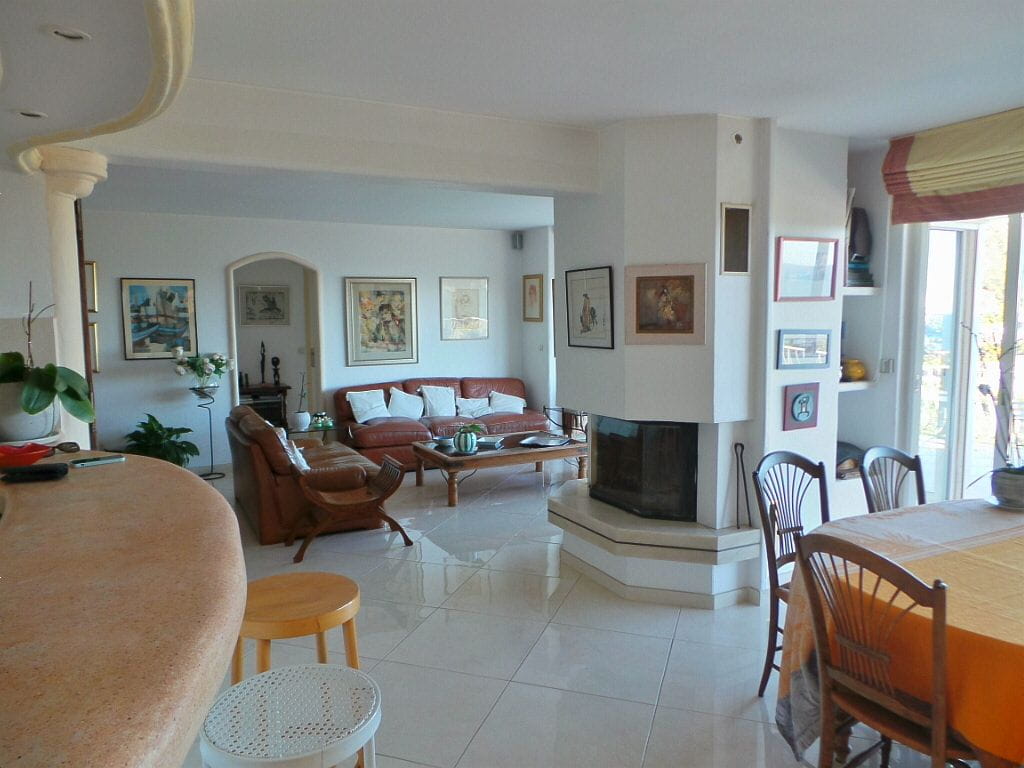 VILLA VUE MER 185M² 9 PIECES GROS POTENTIEL AVEC PISCINE ET PARKING, AUX ISSAMBRES Image 3