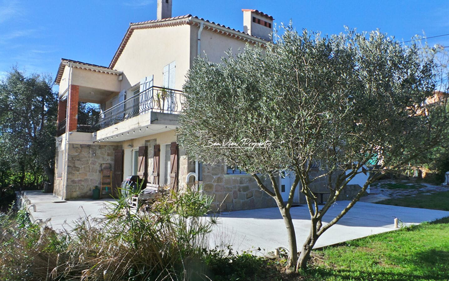 VILLA 130M² COMPRENANT 5 PIECES AVEC VUE MER ET GARAGE DANS LA VILLE DE SAINT AYGULF Image 1