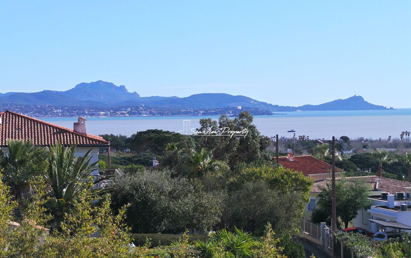 VILLA 130M² COMPRENANT 5 PIECES AVEC VUE MER ET GARAGE DANS LA VILLE DE SAINT AYGULF Image 0