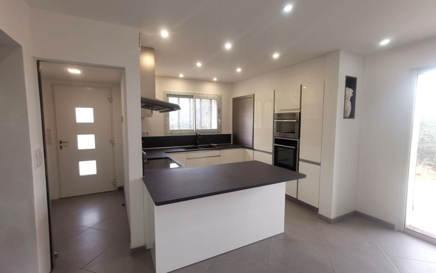 VILLA 130M² COMPRENANT 5 PIECES AVEC VUE MER ET GARAGE DANS LA VILLE DE SAINT AYGULF Image 3