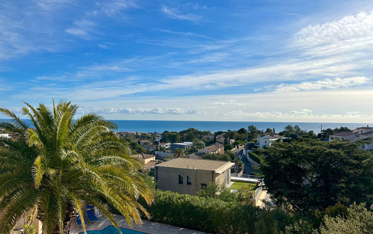: Villa Renovee 206m2 8 Pieces Comprenant 5 Chambres, Piscine Chauffee, À Saint Aygulf Image 0