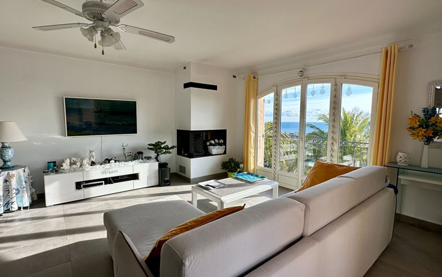 : Villa Renovee 206m2 8 Pieces Comprenant 5 Chambres, Piscine Chauffee, À Saint Aygulf Image 2