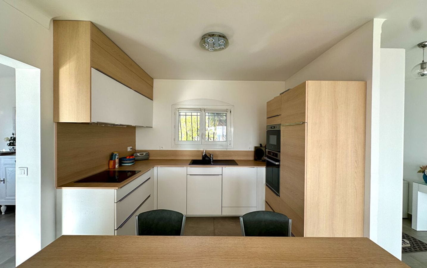 : Villa Renovee 206m2 8 Pieces Comprenant 5 Chambres, Piscine Chauffee, À Saint Aygulf Image 3