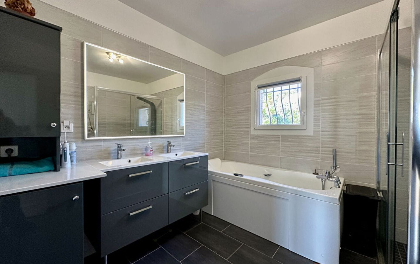 : Villa Renovee 206m2 8 Pieces Comprenant 5 Chambres, Piscine Chauffee, À Saint Aygulf Image 6