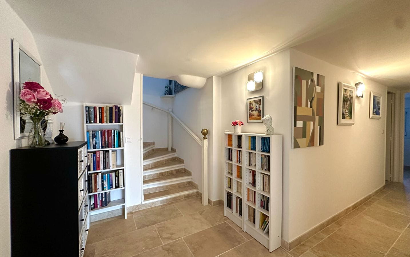 : Villa Renovee 206m2 8 Pieces Comprenant 5 Chambres, Piscine Chauffee, À Saint Aygulf Image 9