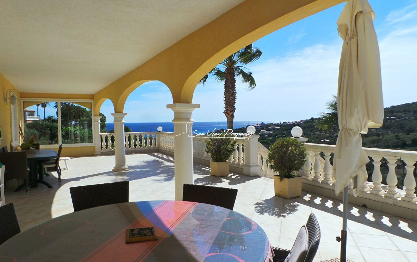 VILLA 225M² 7 PIECES VUE MER, PISCINE ET GARAGE, DANS UN DOMAINE PRIVE DES ISSAMBRES Image 1