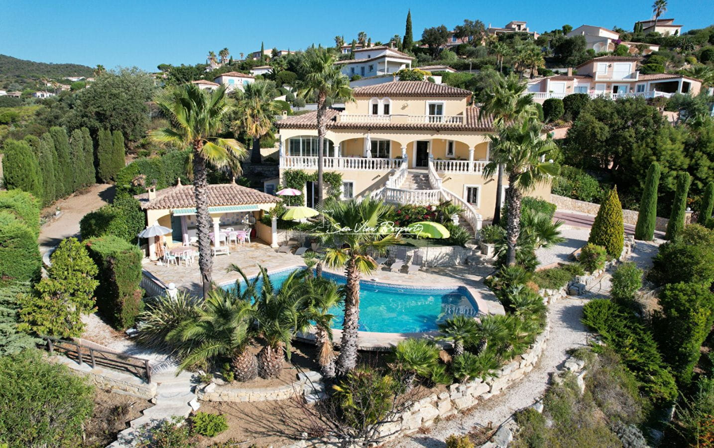 VILLA 225M² 7 PIECES VUE MER, PISCINE ET GARAGE, DANS UN DOMAINE PRIVE DES ISSAMBRES Image 0