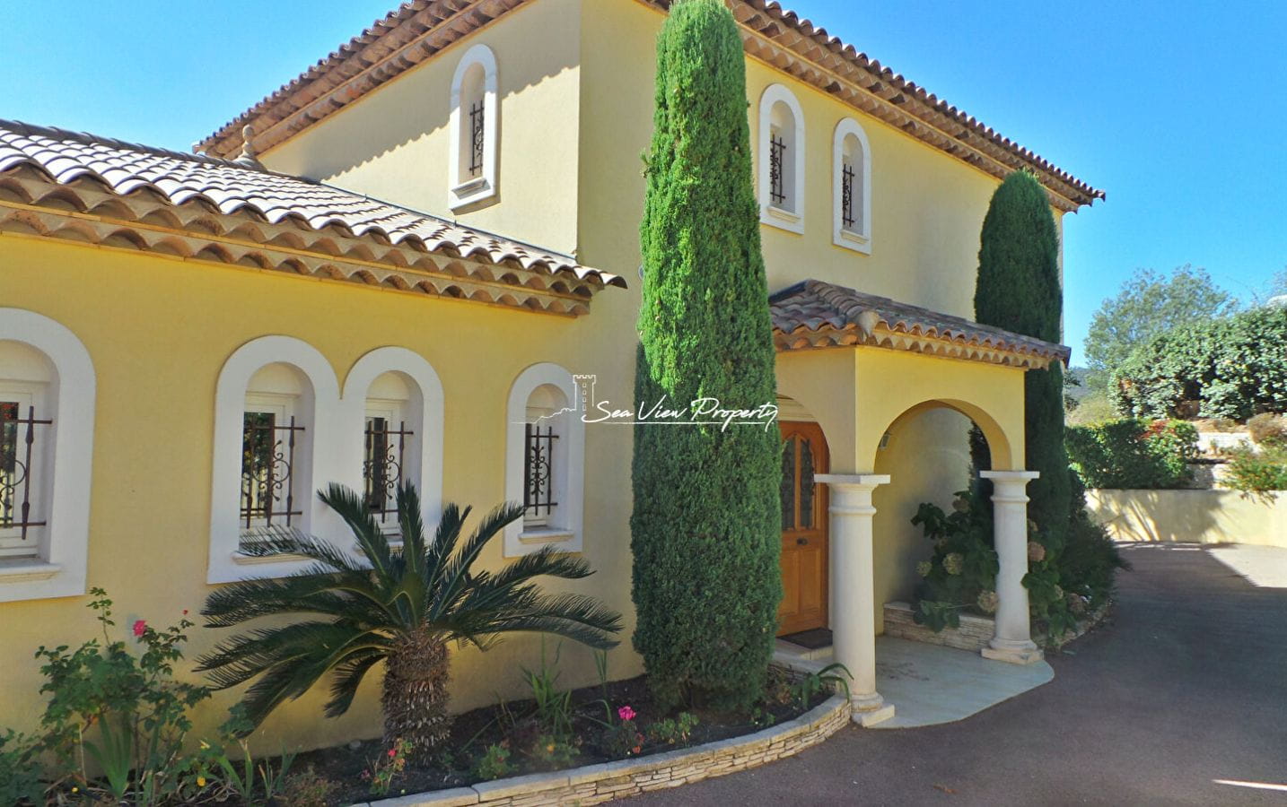 VILLA 225M² 7 PIECES VUE MER, PISCINE ET GARAGE, DANS UN DOMAINE PRIVE DES ISSAMBRES Image 3