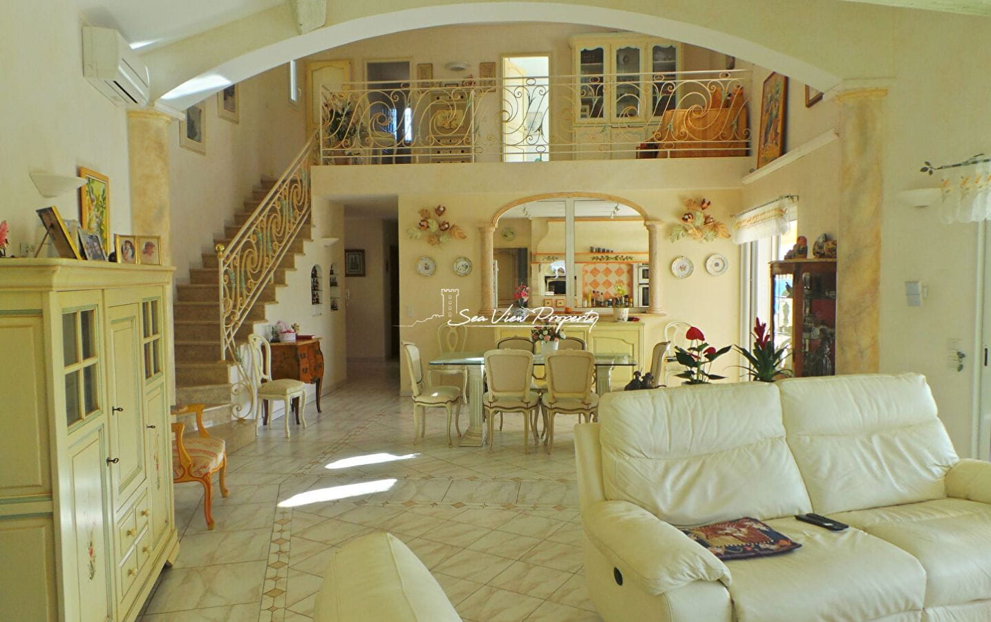 VILLA 225M² 7 PIECES VUE MER, PISCINE ET GARAGE, DANS UN DOMAINE PRIVE DES ISSAMBRES Image 5