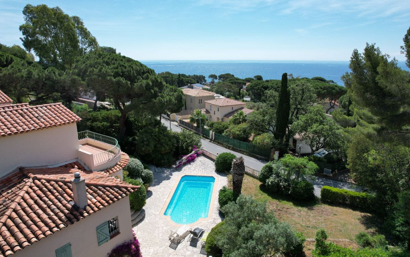 VILLA VUE MER 220M² AVEC 5 CHAMBRES, PISCINE, PROCHE DES PLAGES DE SAINTE MAXIME Image 0