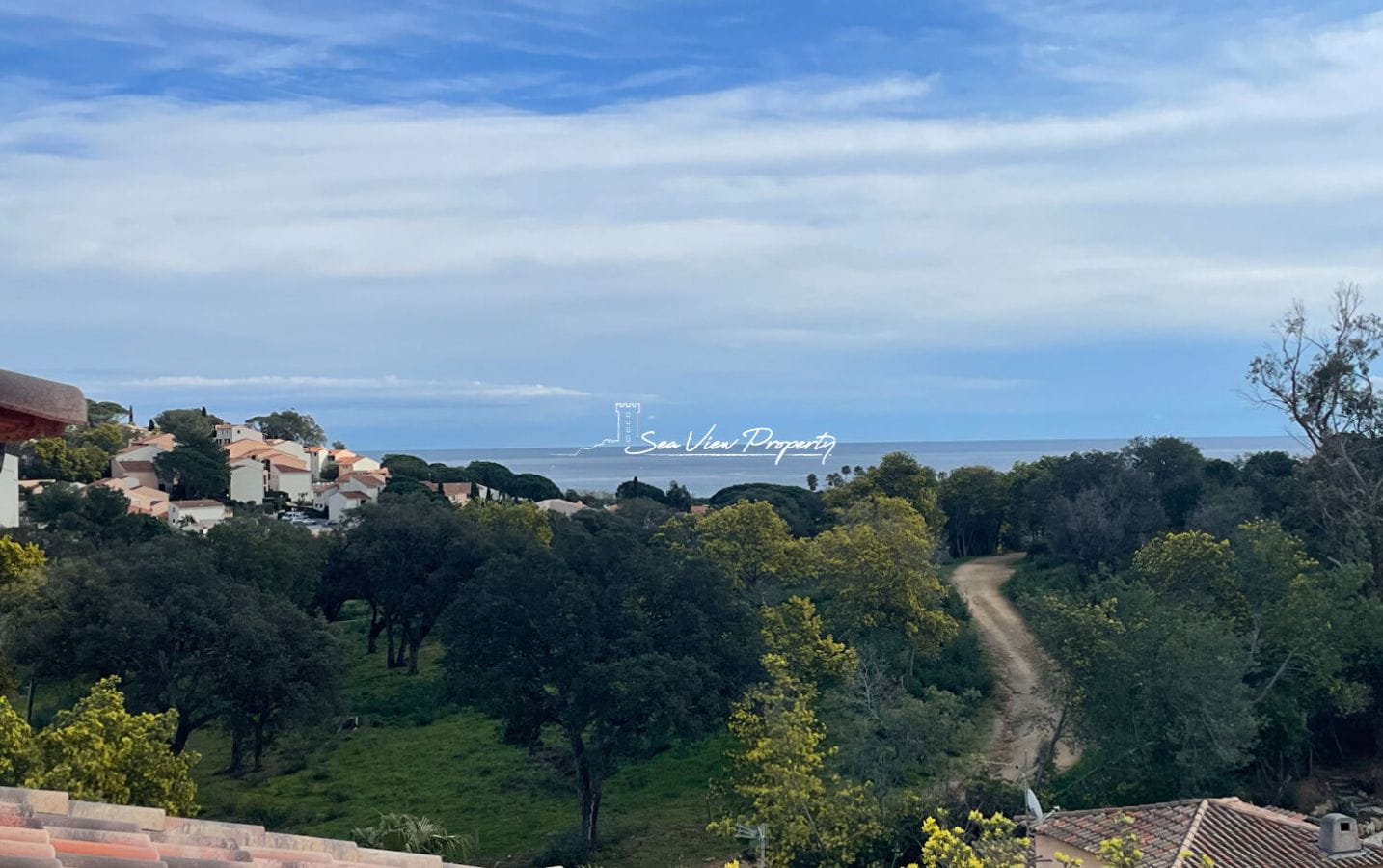 VILLA VUE MER 7 PIECES 152M² AVEC 3 CHAMBRES DANS UN DOMAINE À 800M DES PLAGES DES ISSAMBRES Image 0