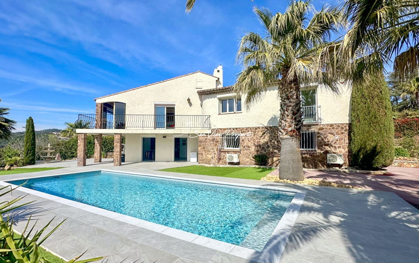 VILLA 7 PIECES 200M2 AVEC VUE MER DEGAGEE, PISCINE, 2 APPARTEMENTS – AUX ISSAMBRES Image 2