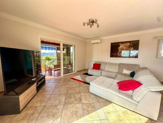 VILLA 7 PIECES 200M2 AVEC VUE MER DEGAGEE, PISCINE, 2 APPARTEMENTS – AUX ISSAMBRES Image 4