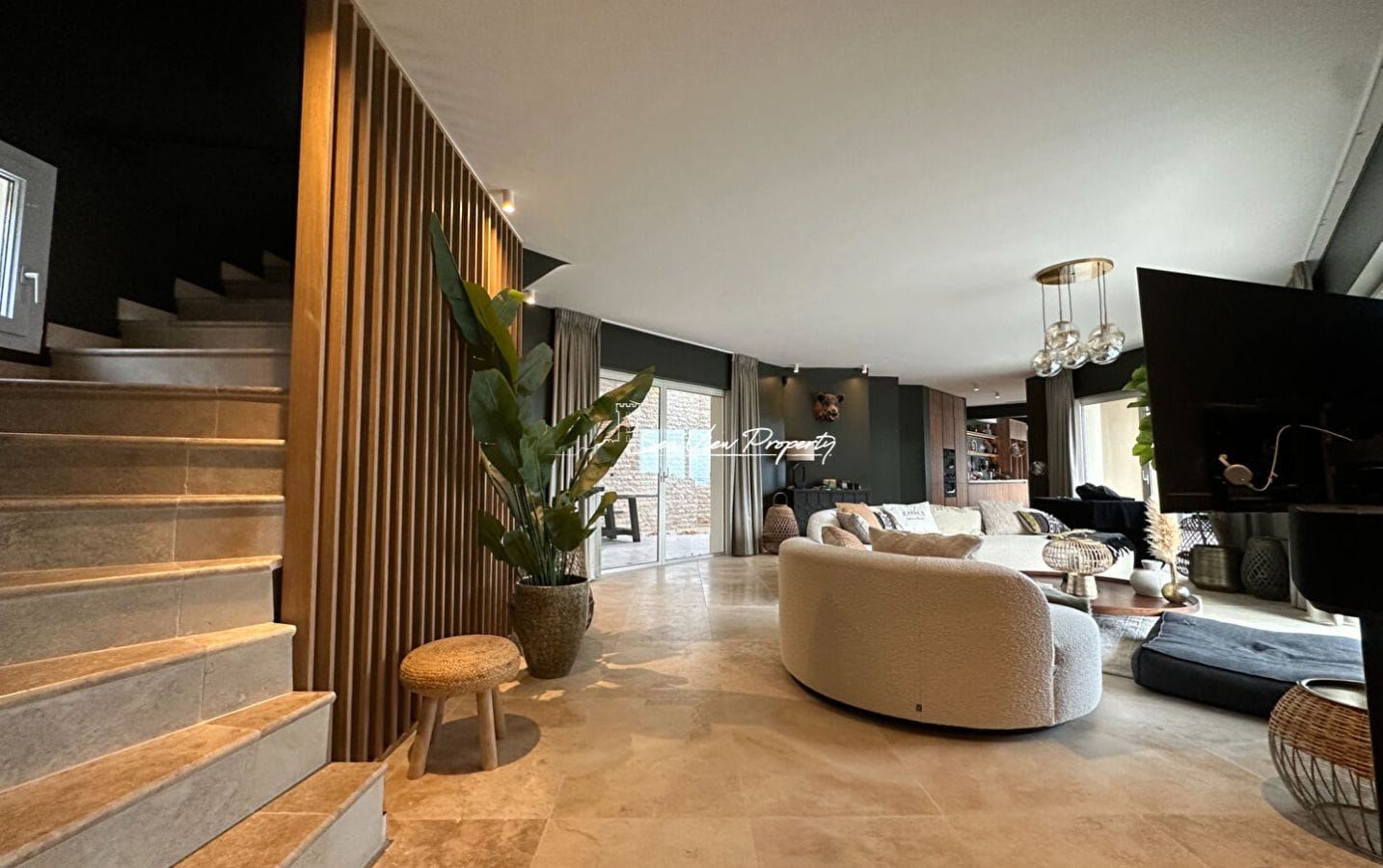 VILLA CONTEMPORAINE 300M² 7 PIECES AVEC VUE MER, PISCINE, PRESTATIONS QUALITATIVES, A SAINTE MAXIME Image 0