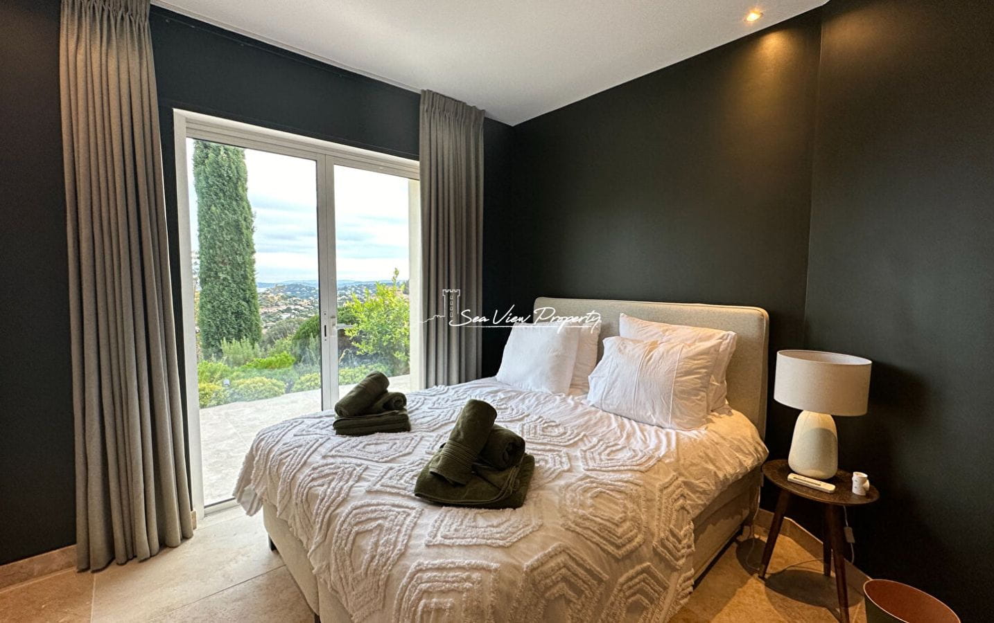 VILLA CONTEMPORAINE 300M² 7 PIECES AVEC VUE MER, PISCINE, PRESTATIONS QUALITATIVES, A SAINTE MAXIME Image 2