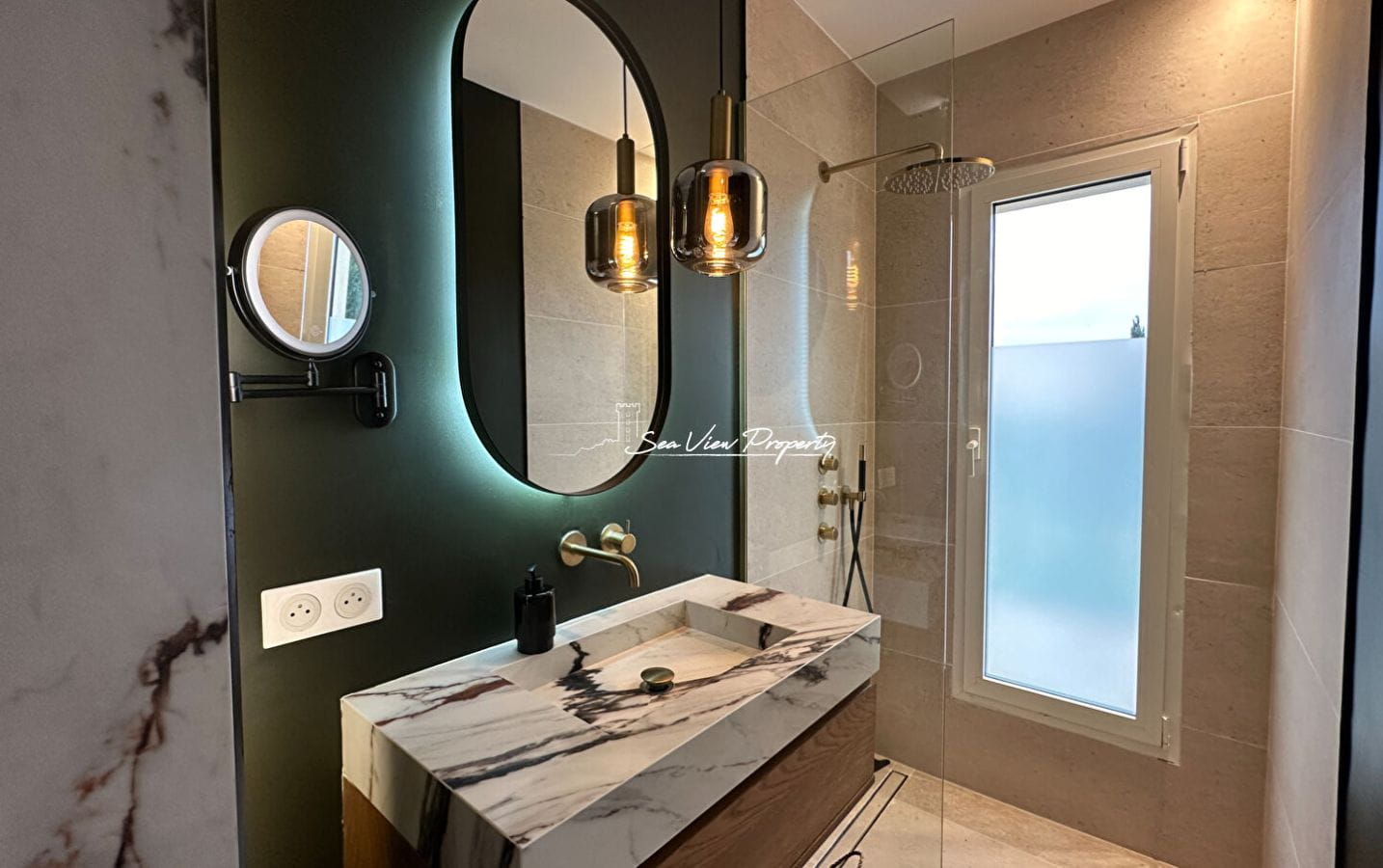 VILLA CONTEMPORAINE 300M² 7 PIECES AVEC VUE MER, PISCINE, PRESTATIONS QUALITATIVES, A SAINTE MAXIME Image 3