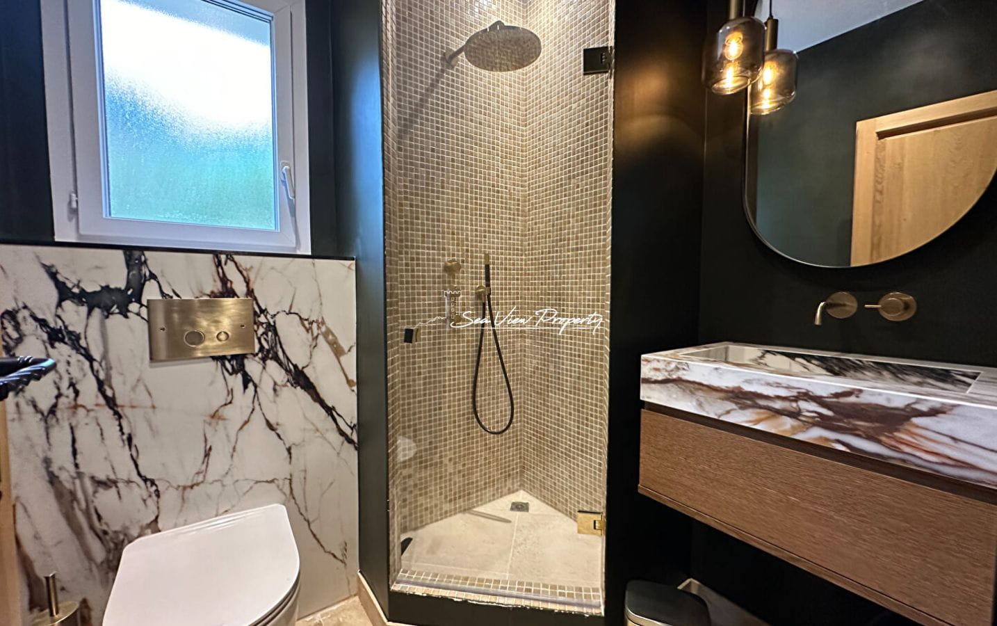 VILLA CONTEMPORAINE 300M² 7 PIECES AVEC VUE MER, PISCINE, PRESTATIONS QUALITATIVES, A SAINTE MAXIME Image 4