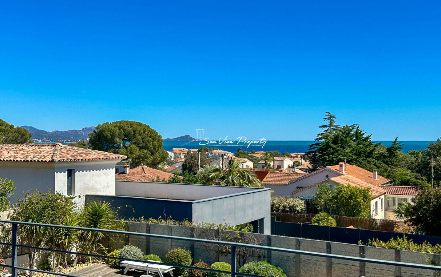 APPARTEMENT MODERNE T4 AVEC VUE MER, PISCINE COMMUNE, PETITE COPROPRIETE A SAINT AYGULF Image 1