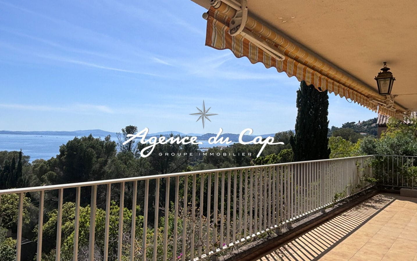 À VENDRE VILLA À RÉNOVER AVEC 4 CHAMBRES, OFFRANT UNE VUE MER PANORAMIQUE SUR LE GOLFE DE SAINT-TROPEZ, AUX ISSAMBRES Image 1
