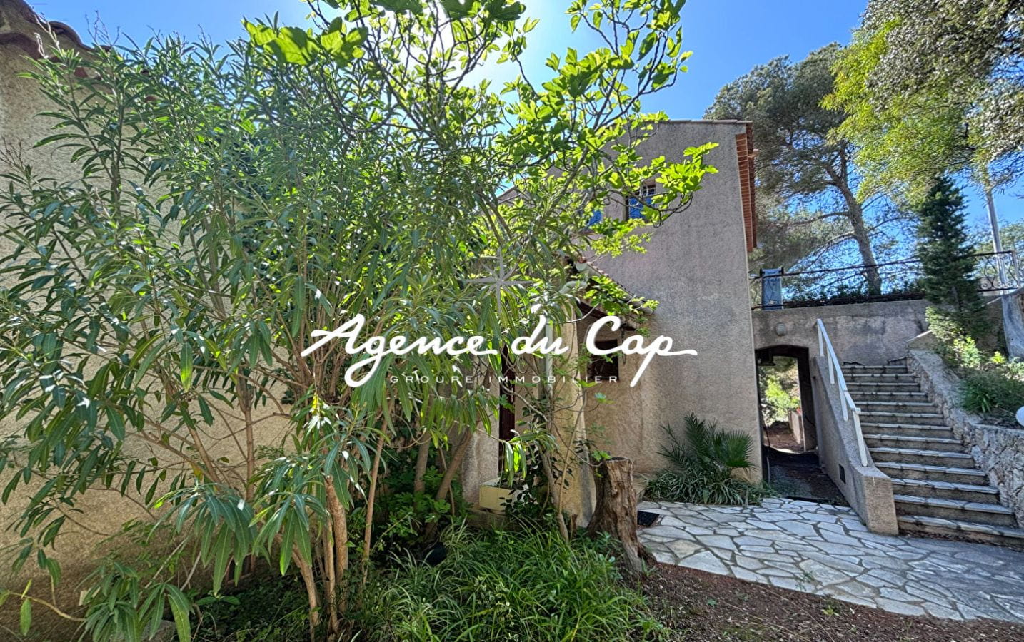 À VENDRE VILLA À RÉNOVER AVEC 4 CHAMBRES, OFFRANT UNE VUE MER PANORAMIQUE SUR LE GOLFE DE SAINT-TROPEZ, AUX ISSAMBRES Image 11