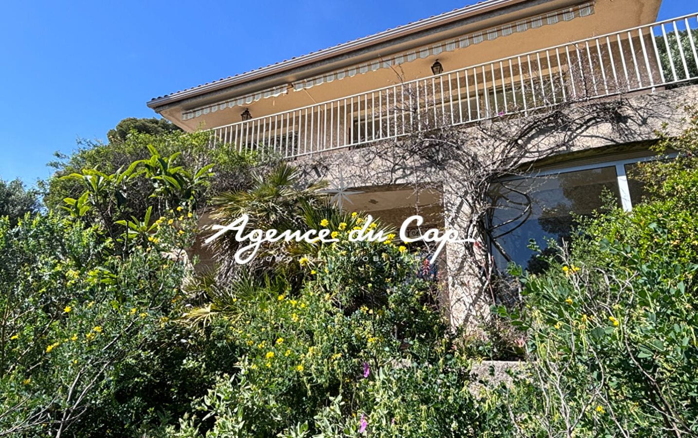 À VENDRE VILLA À RÉNOVER AVEC 4 CHAMBRES, OFFRANT UNE VUE MER PANORAMIQUE SUR LE GOLFE DE SAINT-TROPEZ, AUX ISSAMBRES Image 2