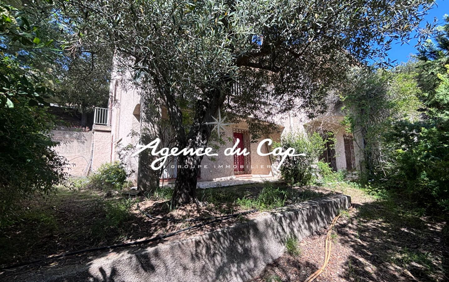 À VENDRE VILLA À RÉNOVER AVEC 4 CHAMBRES, OFFRANT UNE VUE MER PANORAMIQUE SUR LE GOLFE DE SAINT-TROPEZ, AUX ISSAMBRES Image 4