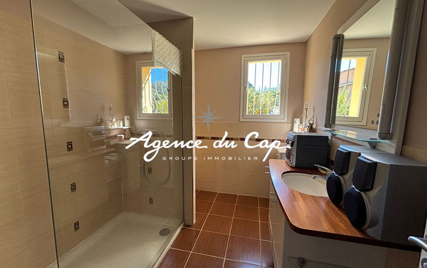 À VENDRE VILLA AVEC 5 CHAMBRES VUE MER, SITUÉE DANS UN DOMAINE PRIVÉ PROCHE DES PLAGES DES ISSAMBRES Image 11