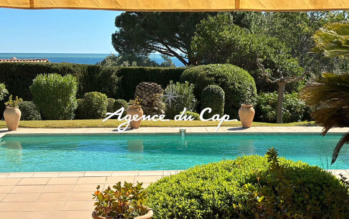 À VENDRE VILLA AVEC 5 CHAMBRES VUE MER, SITUÉE DANS UN DOMAINE PRIVÉ PROCHE DES PLAGES DES ISSAMBRES Image 2