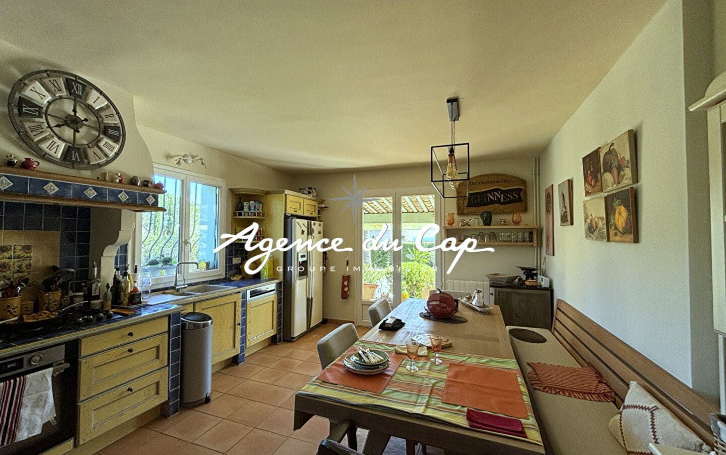 À VENDRE VILLA AVEC 5 CHAMBRES VUE MER, SITUÉE DANS UN DOMAINE PRIVÉ PROCHE DES PLAGES DES ISSAMBRES Image 5