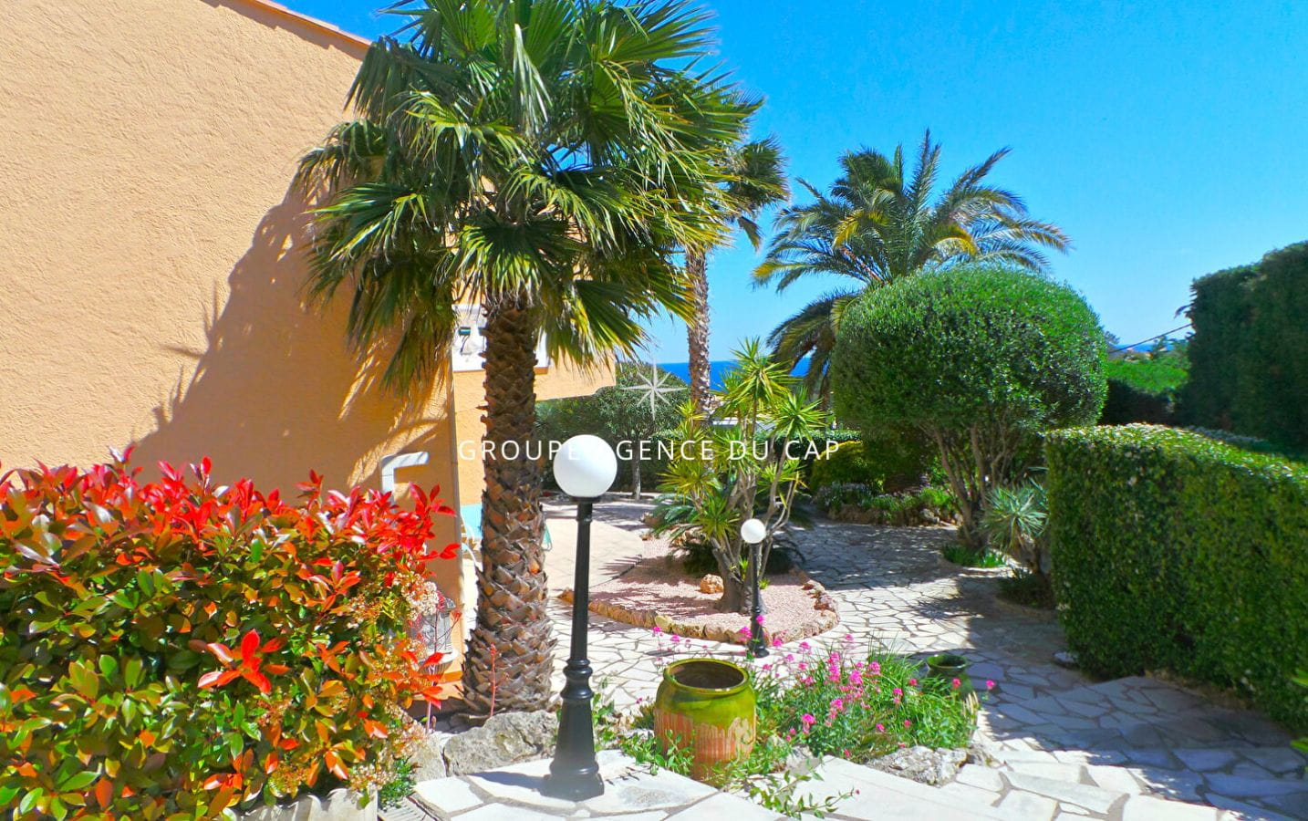 VILLA DE 212 M² AVEC VUE MER, DIVISÉE EN 2 APPARTEMENTS 4 CHAMBRES 3 SALLES DE BAIN ET UN DOUBLE GARAGE, À SAINT-AYGULF Image 1