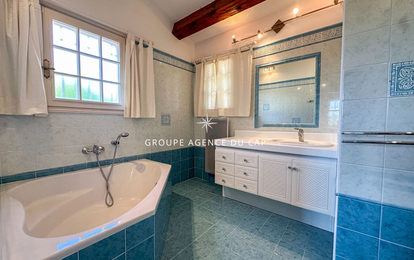 VILLA DE 212 M² AVEC VUE MER, DIVISÉE EN 2 APPARTEMENTS 4 CHAMBRES 3 SALLES DE BAIN ET UN DOUBLE GARAGE, À SAINT-AYGULF Image 13