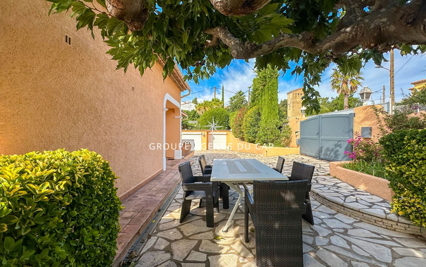 VILLA DE 212 M² AVEC VUE MER, DIVISÉE EN 2 APPARTEMENTS 4 CHAMBRES 3 SALLES DE BAIN ET UN DOUBLE GARAGE, À SAINT-AYGULF Image 14