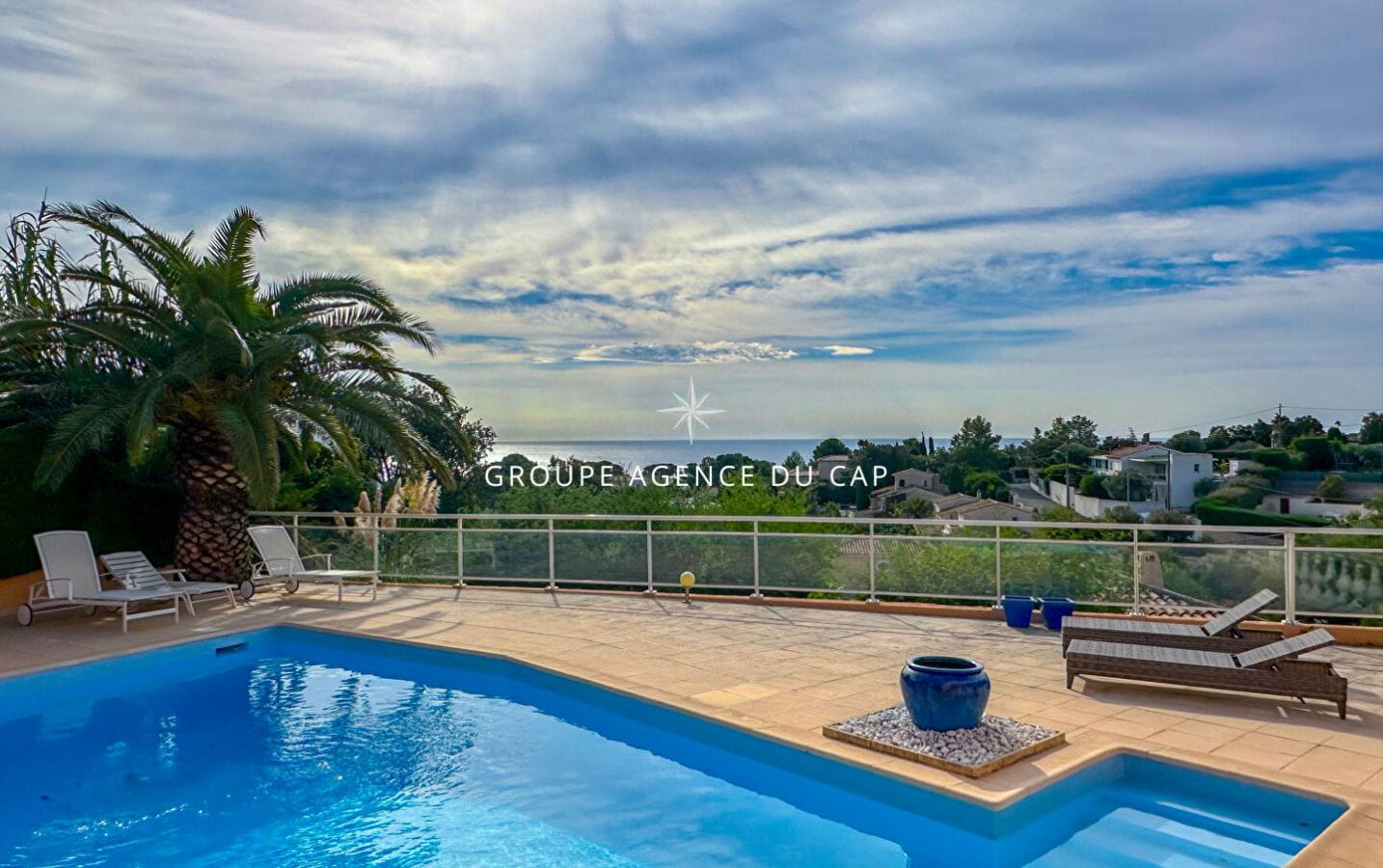 VILLA DE 212 M² AVEC VUE MER, DIVISÉE EN 2 APPARTEMENTS 4 CHAMBRES 3 SALLES DE BAIN ET UN DOUBLE GARAGE, À SAINT-AYGULF Image 0