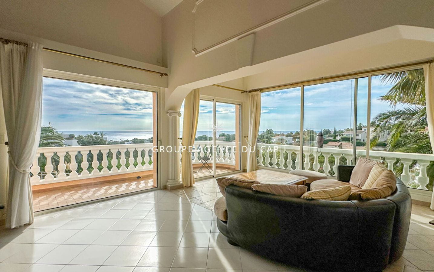 VILLA DE 212 M² AVEC VUE MER, DIVISÉE EN 2 APPARTEMENTS 4 CHAMBRES 3 SALLES DE BAIN ET UN DOUBLE GARAGE, À SAINT-AYGULF Image 2