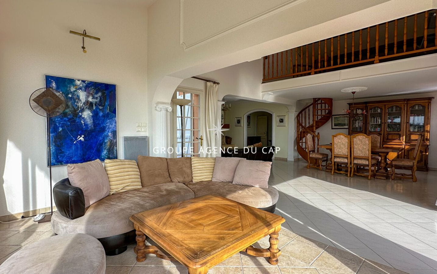 VILLA DE 212 M² AVEC VUE MER, DIVISÉE EN 2 APPARTEMENTS 4 CHAMBRES 3 SALLES DE BAIN ET UN DOUBLE GARAGE, À SAINT-AYGULF Image 3