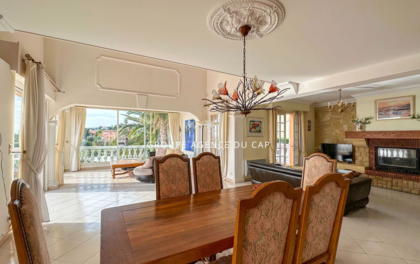 VILLA DE 212 M² AVEC VUE MER, DIVISÉE EN 2 APPARTEMENTS 4 CHAMBRES 3 SALLES DE BAIN ET UN DOUBLE GARAGE, À SAINT-AYGULF Image 4