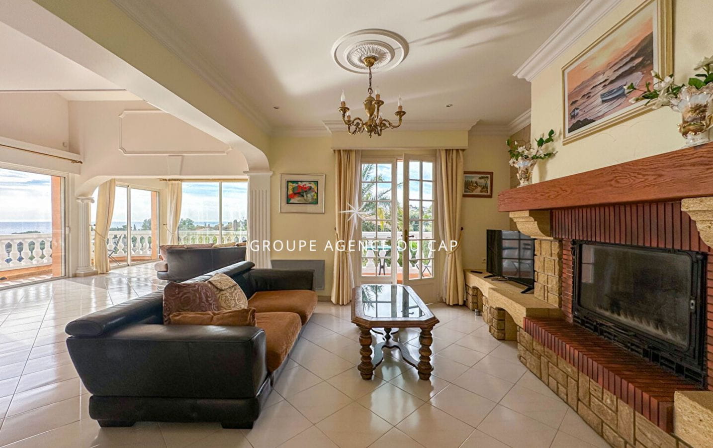 VILLA DE 212 M² AVEC VUE MER, DIVISÉE EN 2 APPARTEMENTS 4 CHAMBRES 3 SALLES DE BAIN ET UN DOUBLE GARAGE, À SAINT-AYGULF Image 7