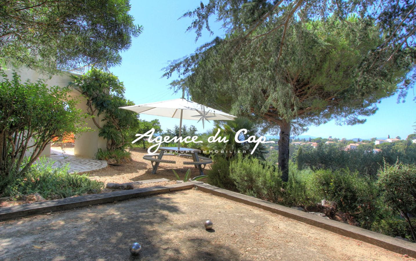 À VENDRE VILLA DE 148 M² AVEC PISCINE 5 CHAMBRES, POOL HOUSE, GARAGE ET VUE MER AUX ISSAMBRES Image 13