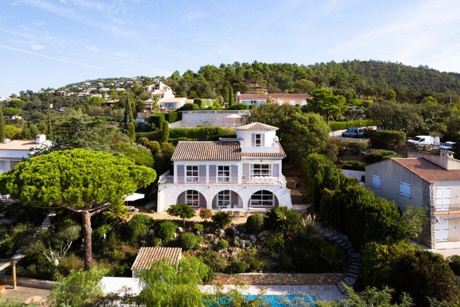 À VENDRE VILLA DE 148 M² AVEC PISCINE 5 CHAMBRES, POOL HOUSE, GARAGE ET VUE MER AUX ISSAMBRES Image 0